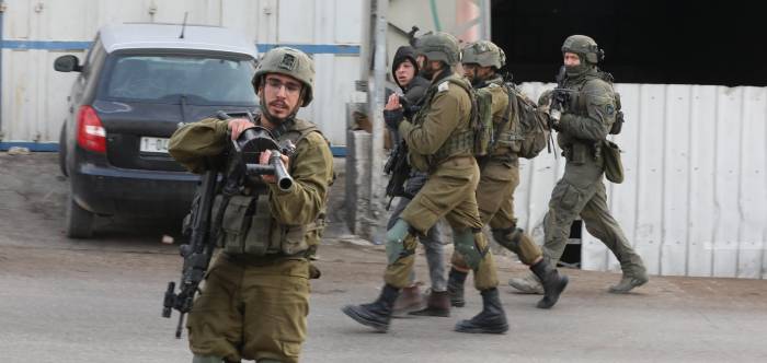 Israeli soldiers abduct two Palestinians in Bethlehem
