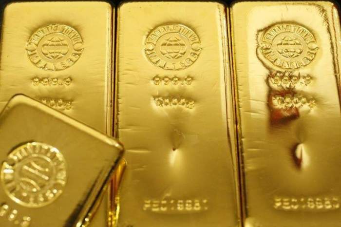 Gold prices hit a record high amid rate cut expectations
