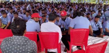 India detains over 100 striking Samsung workers for planning march