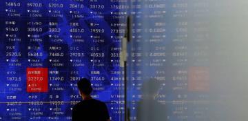 Russian stock indices falling on Monday