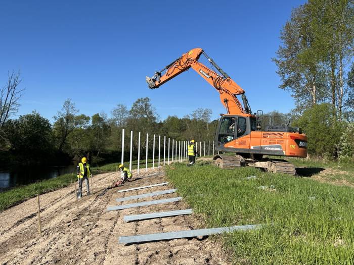 Latvia completes 80% of border fence with Russia