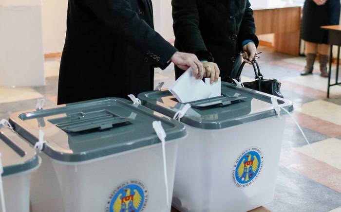 Moldovans head to polls for presidential election, EU membership referendum