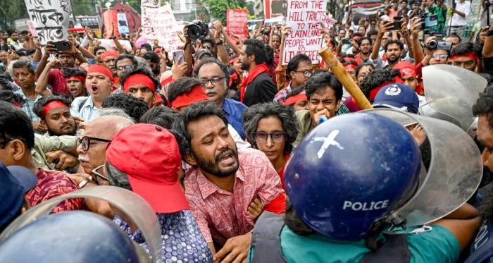  Conflict in Bangladesh: What's behind the mass protests against the president? 