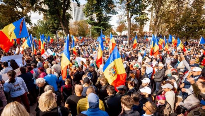 Moldovan opposition protests EU referendum results outside Constitutional Court