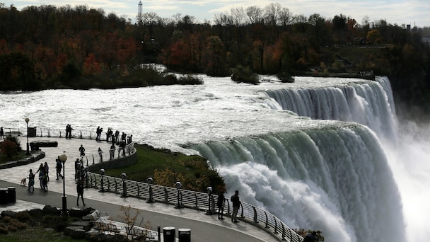 Mother, children die after crossing Niagara Falls safety rail 