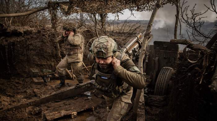 Ukrainian troops retreat from crucial eastern town as Russian forces advance 