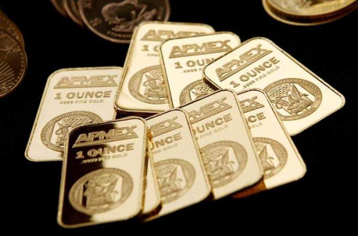 Gold hovers near record high on safe-haven demand 