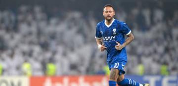 Neymar returns to the pitch after year-long injury layoff