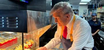 Trump serves up fries at Pennsylvania McDonald's -  PHOTO/VIDEO 