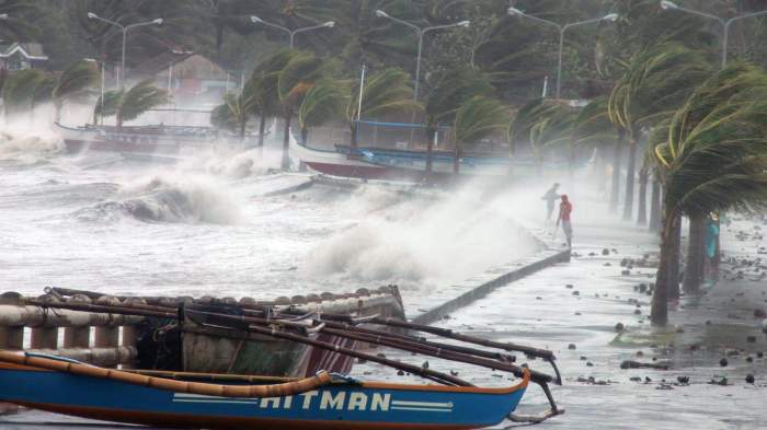 Super Typhoon Man-yi strikes the Philippines 