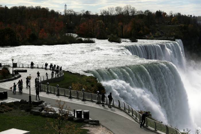 Police search for woman and two children believed to have jumped off Niagara Falls