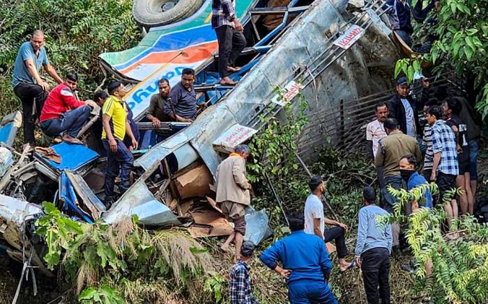 Overcrowded bus plunges into gorge in India, leaving at least 36 dead -  VIDEO 