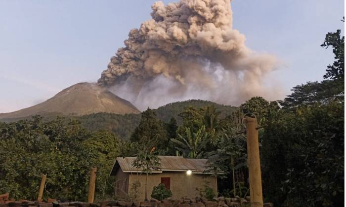 Indonesia volcano re-erupts after killing several people 