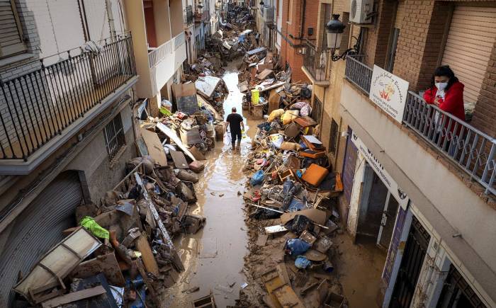 Spain's government approves €10.6 billion aid package for flood victims 