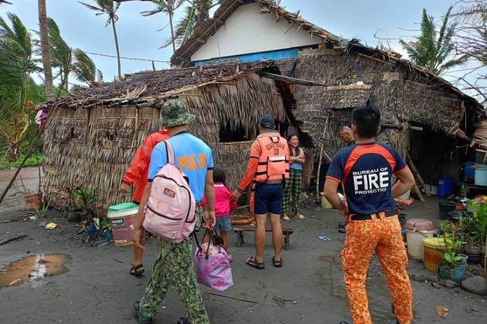 Typhoon Usagi strikes Philippines, prompting evacuations
