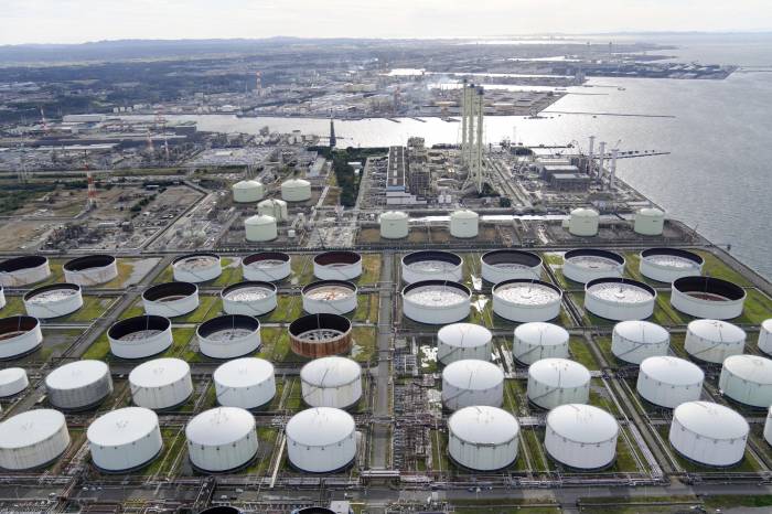 Oil prices stabilize, dollar weakens and markets turn positive
