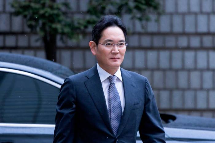 South Korean prosecutors demand five-year sentence for Samsung Elec chief