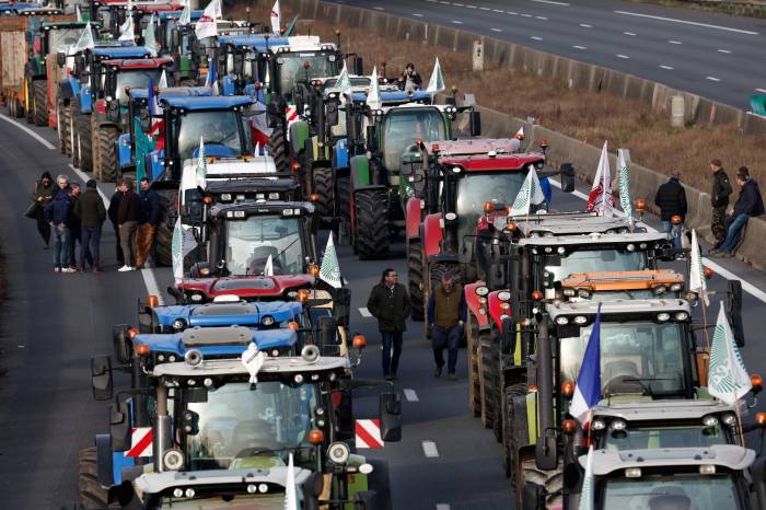 French farmers announce new nationwide protests over income issues