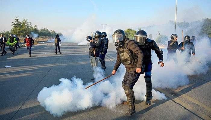 March onto Islamabad. Pakistan`s capital is engulfed in protests of Imran Khan`s supporters  VIDEO 