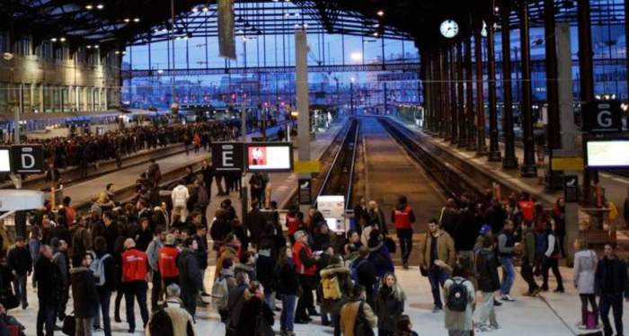 French rail unions threaten Christmas strikes