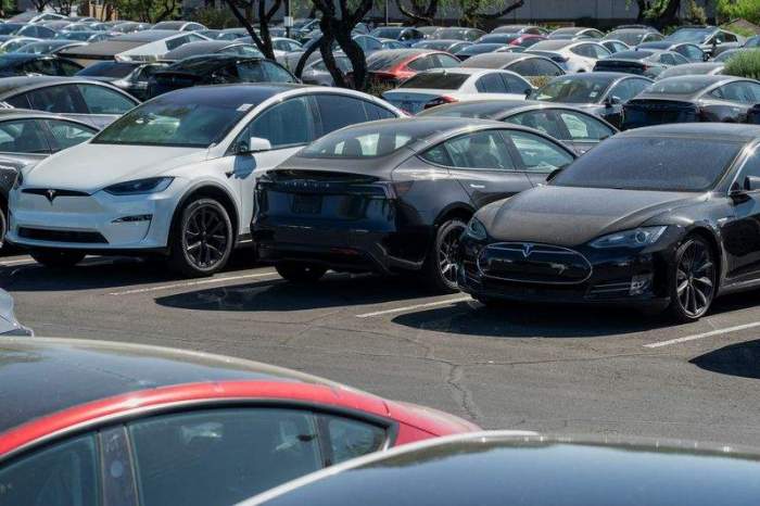 Trump's transition team aims to kill Biden EV tax credit 