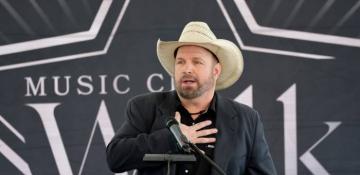 Singer Garth Brooks considers leaving US amid sexual abuse allegations 