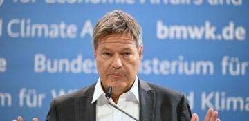 Robert Habeck announces bid to challenge Olaf Scholz for German chancellorship 