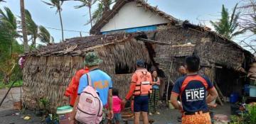 Typhoon Usagi strikes Philippines, prompting evacuations