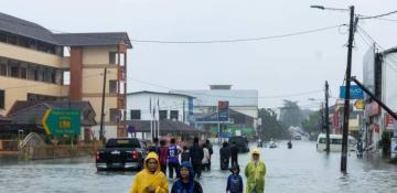 Worsening floods displace over 140,000 in Malaysia 