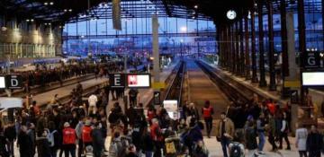 French rail unions threaten Christmas strikes