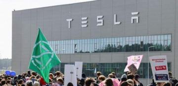 Tesla plant protesters hold out in trees as German police clear camp 