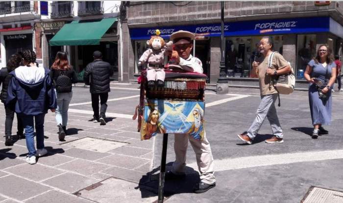 The organ grinders, the street artists who represent Mexican culture and survive modernity