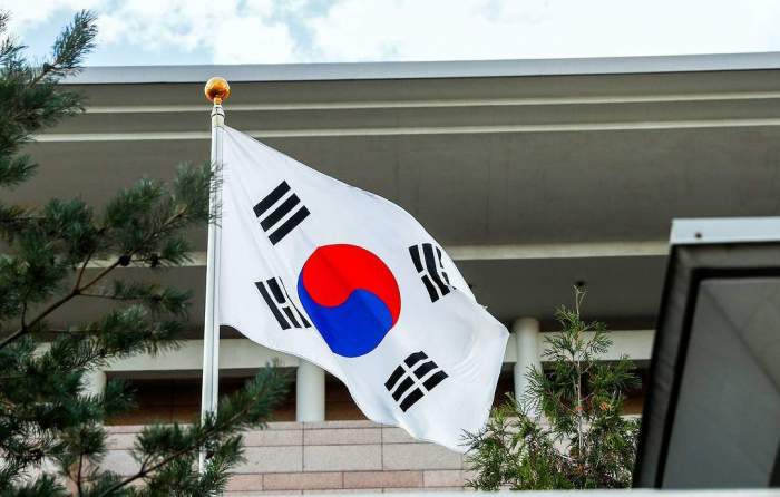 South Korean government agrees to lift martial law