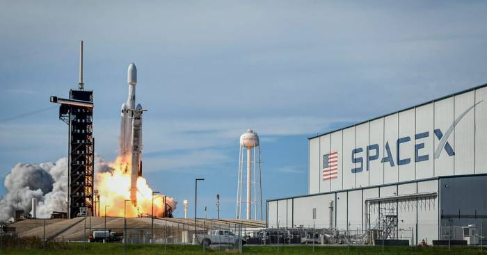 SpaceX in talks to sell insider shares, raising valuation to $350 billion
