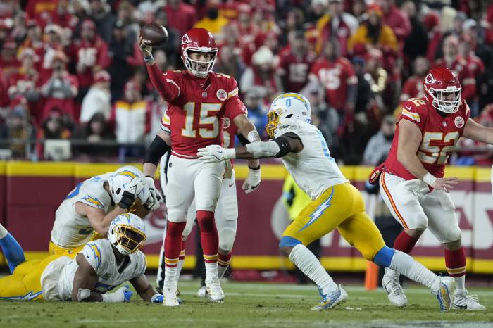 Chiefs triumph over Chargers, extend record NFL streak