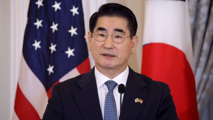 South Korea’s former defense minister attempts suicide 