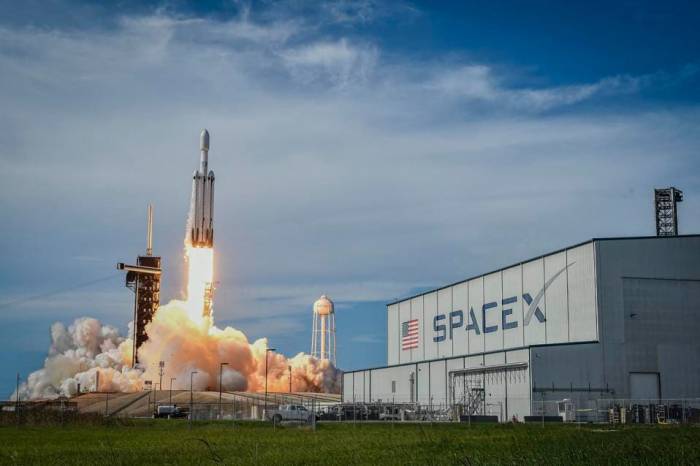 SpaceX becomes world’s most valuable private startup at $350 billion