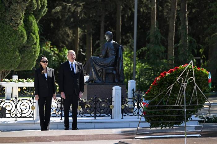 Azerbaijan president and first lady visit grave of National Leader Heydar Aliyev