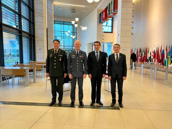 Azerbaijani presidential aide meets with NATO Defence College delegation