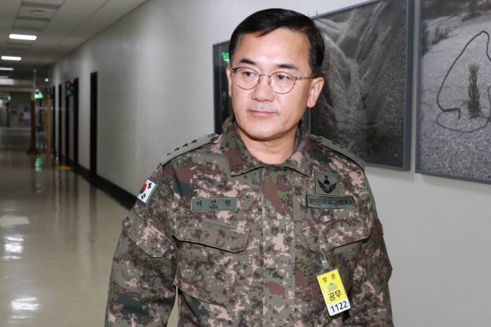 Prosecutors seek arrest warrant for S. Korean defense counterintelligence chief 