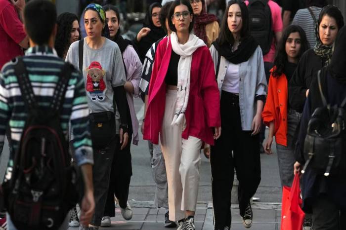 Iran temporarily halts strict new headscarf law 