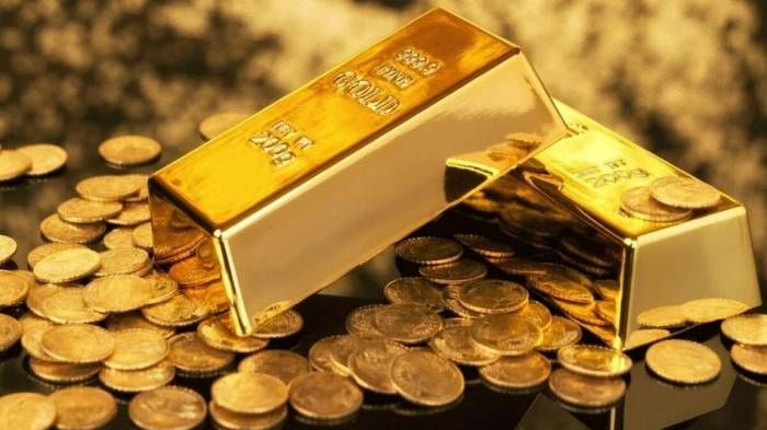 Gold edges lower ahead of Fed rate decision