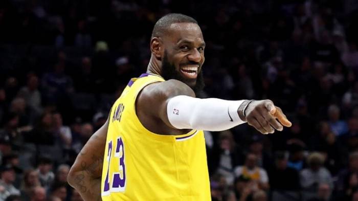 LeBron James breaks NBA minutes record as Lakers top Kings 113-100