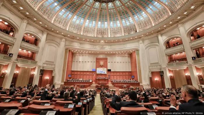 Romanian pro-EU parties form coalition government pact 