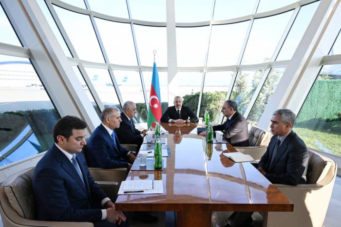 Azerbaijan's president holds meeting on plane crash