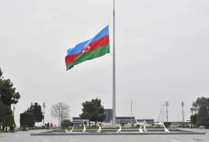 Azerbaijan observes moment of silence to honor plane crash victims