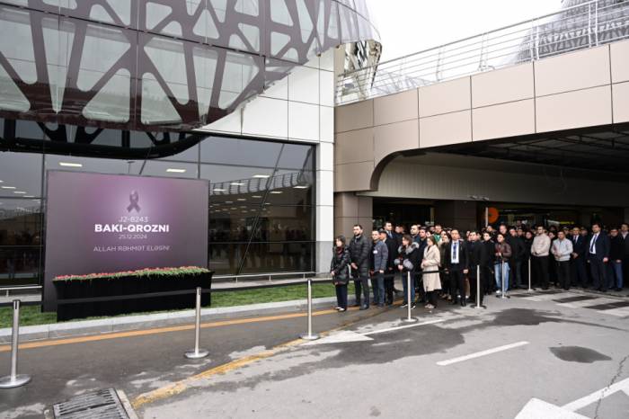 Heydar Aliyev Int’l Airport staff pays tribute to plane crash victims