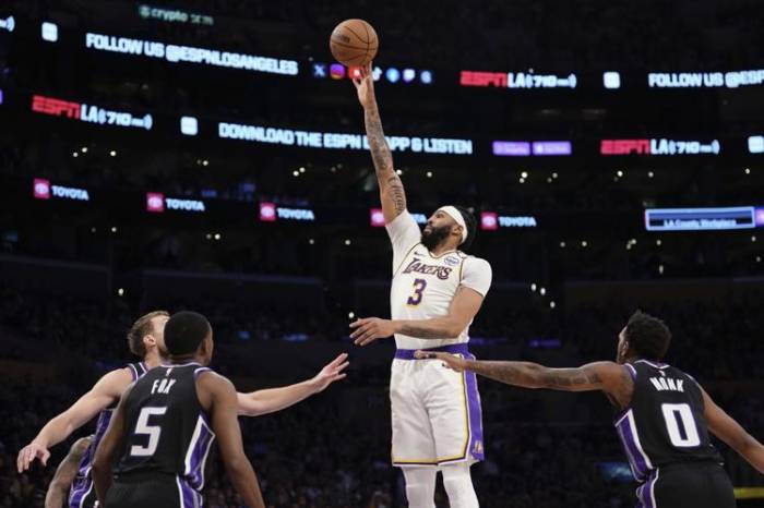 NBA: Anthony Davis leads Lakers to 132-122 victory over Kings
