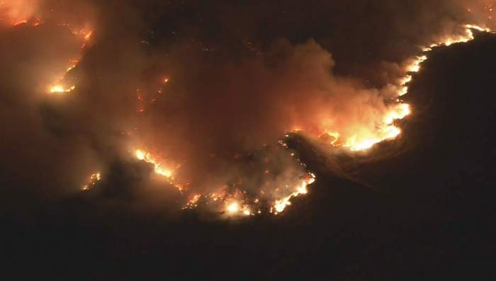 California: Fast-moving wildfire sparks mandatory evacuations near Malibu  -VIDEO 