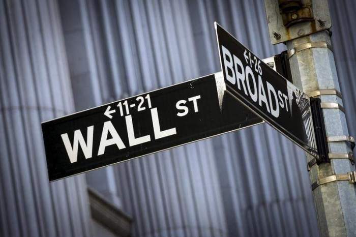 Boosted by tech, U.S. stocks gain ahead of tariff talk, key economic data 